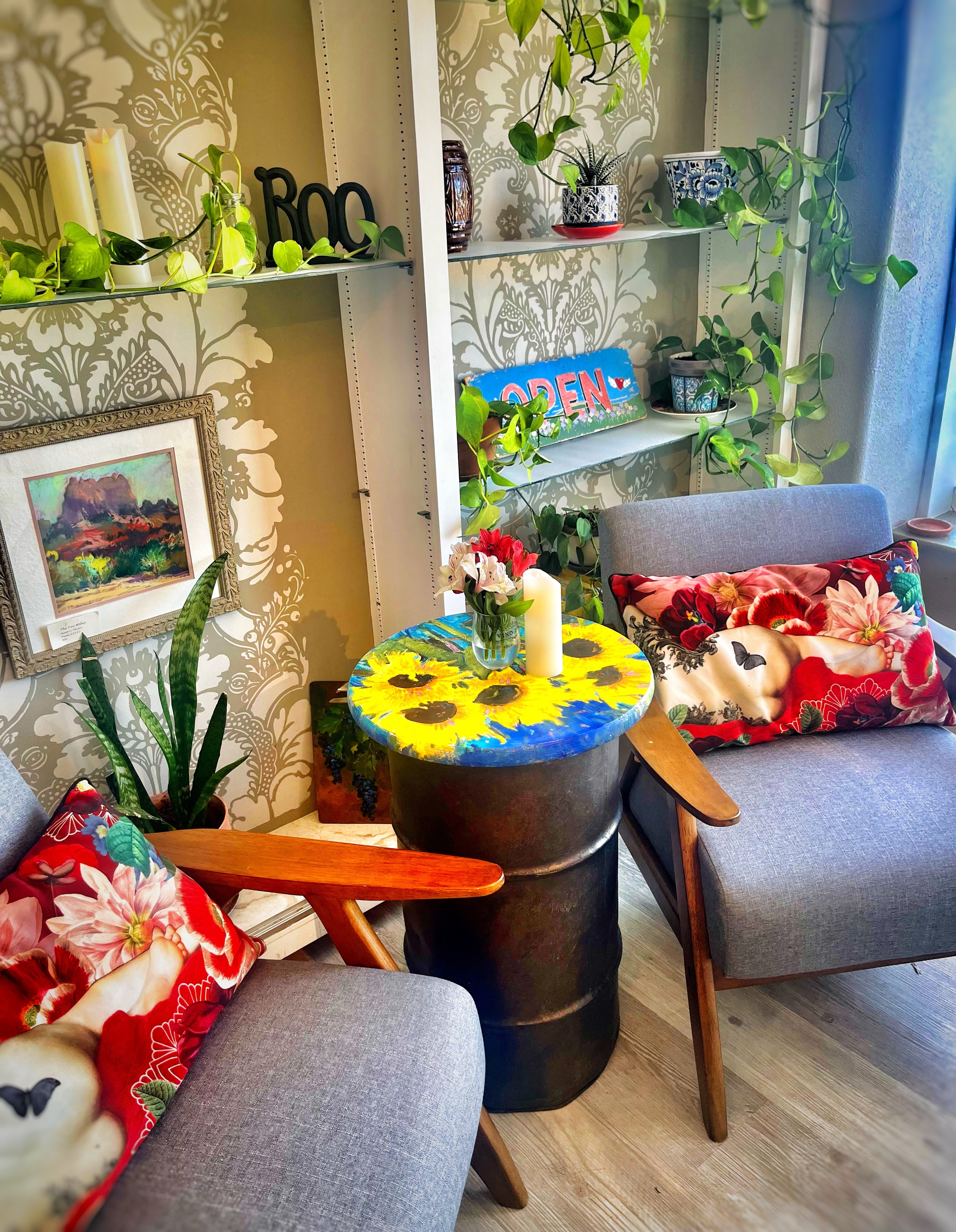 Vino Zona interior with shelving and flowers